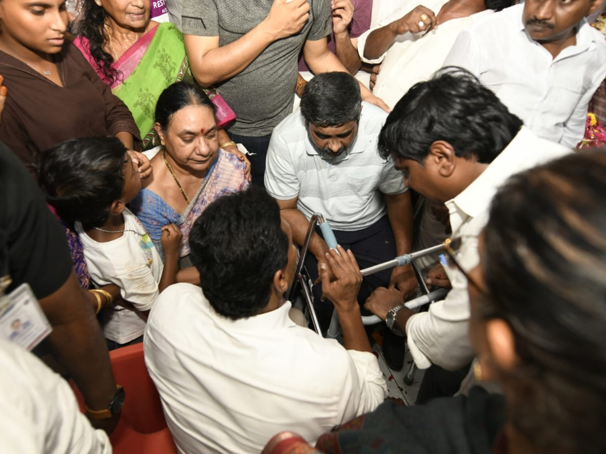 YS jagan Consoles Mudragada Padmanabham Family Photos7