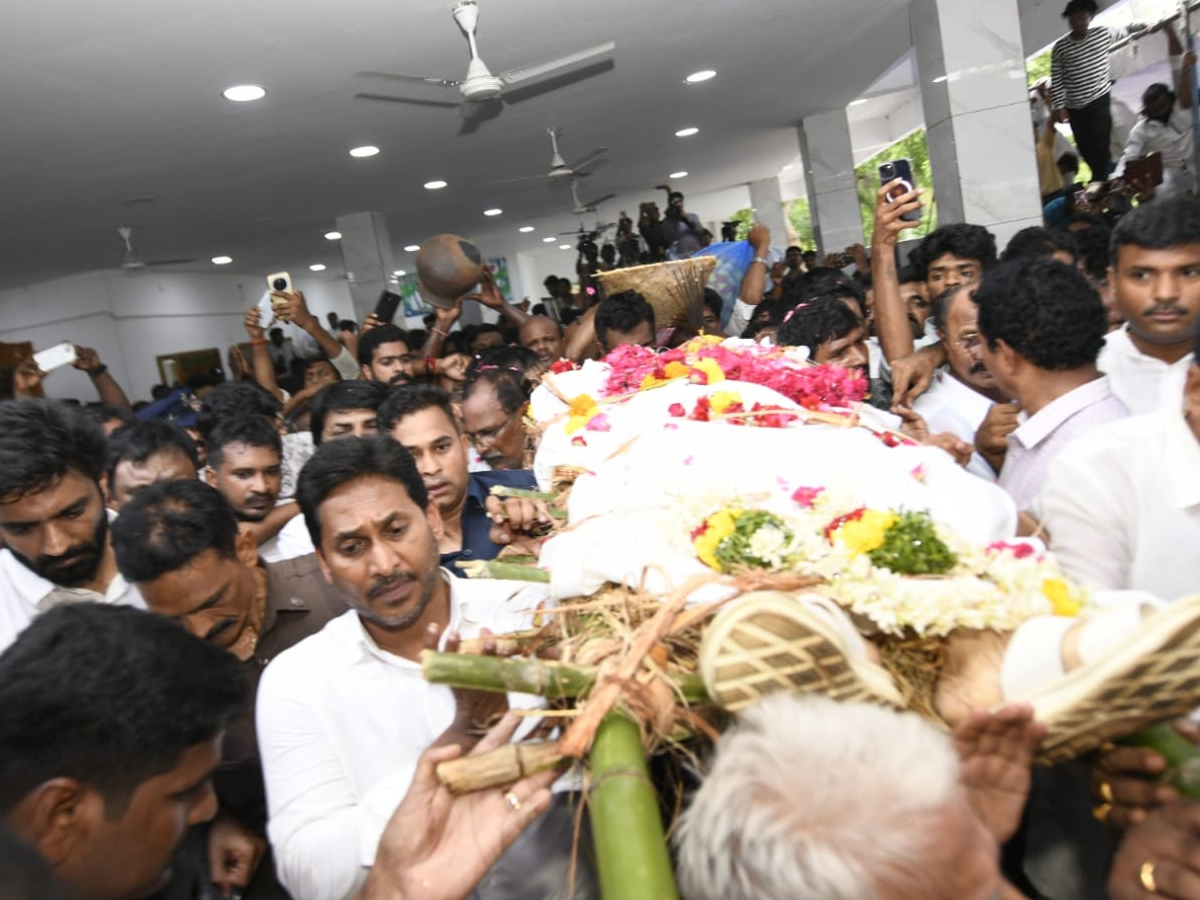 YS jagan Consoles Mudragada Padmanabham Family Photos8