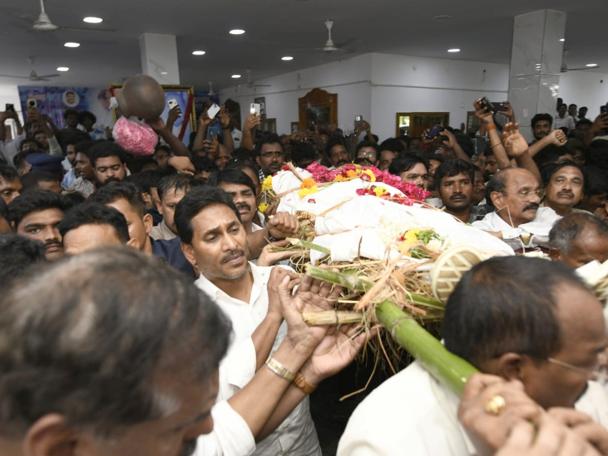 YS jagan Consoles Mudragada Padmanabham Family Photos9