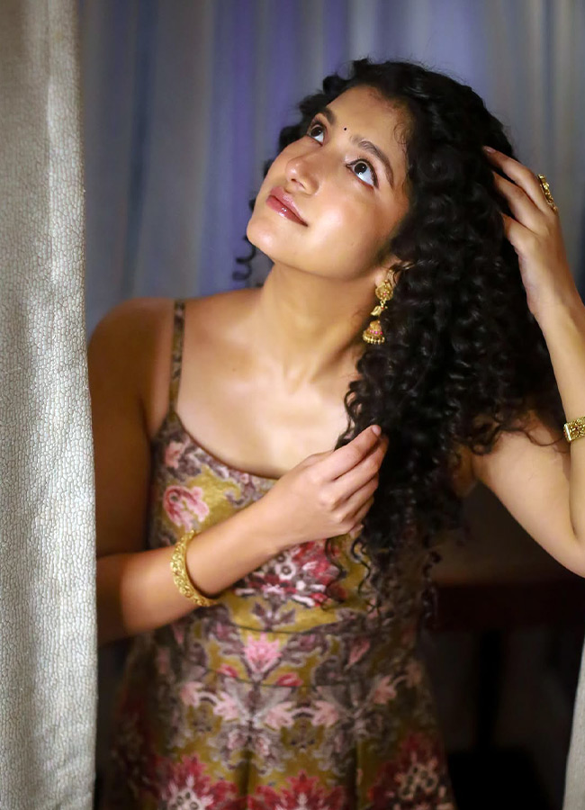 Good Night Actress Meetha Raghunath Stuns with Her Smiley Looks Photos4
