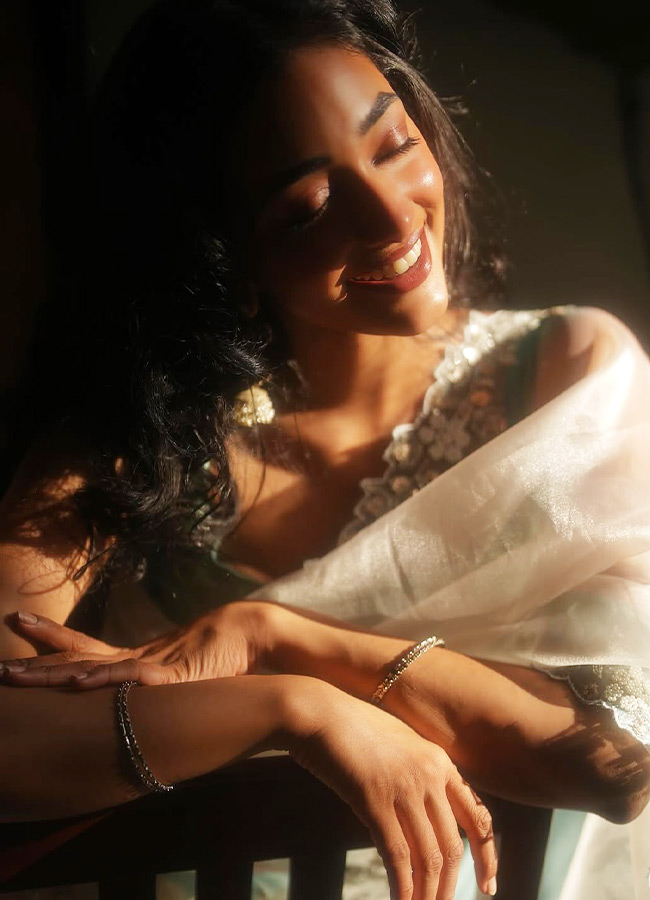 Actress Preity Mukundan Stuns in a White Saree Photos4