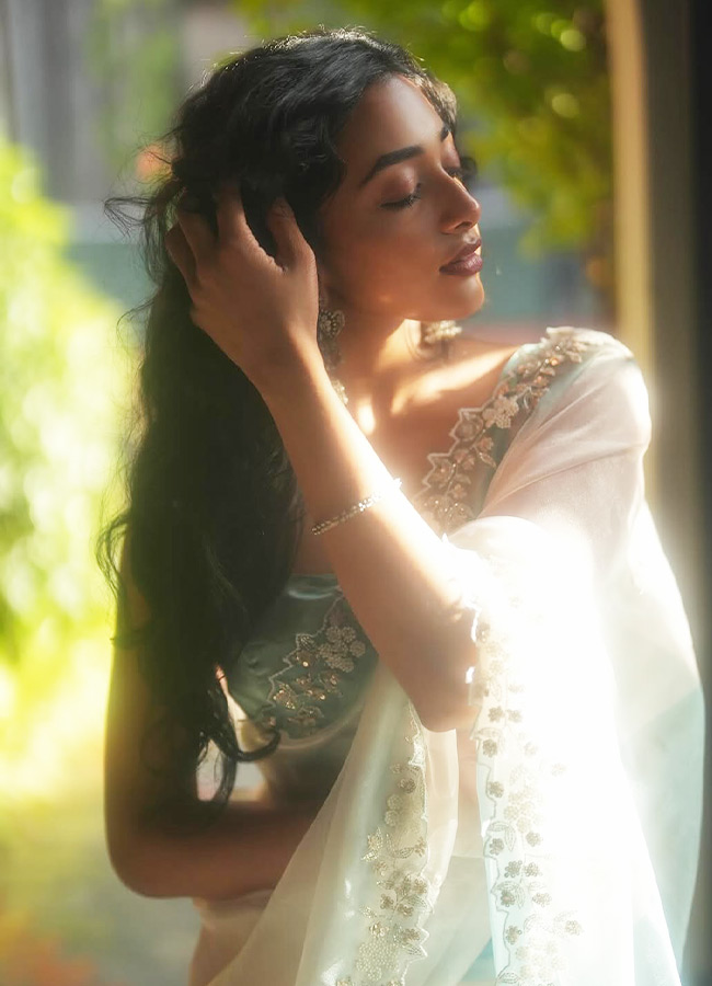 Actress Preity Mukundan Stuns in a White Saree Photos5