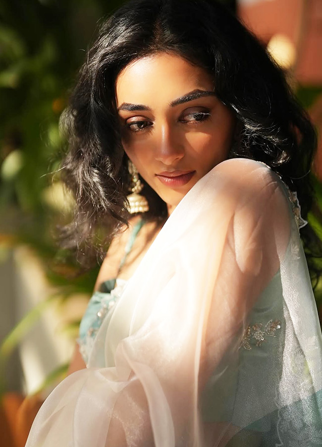 Actress Preity Mukundan Stuns in a White Saree Photos7
