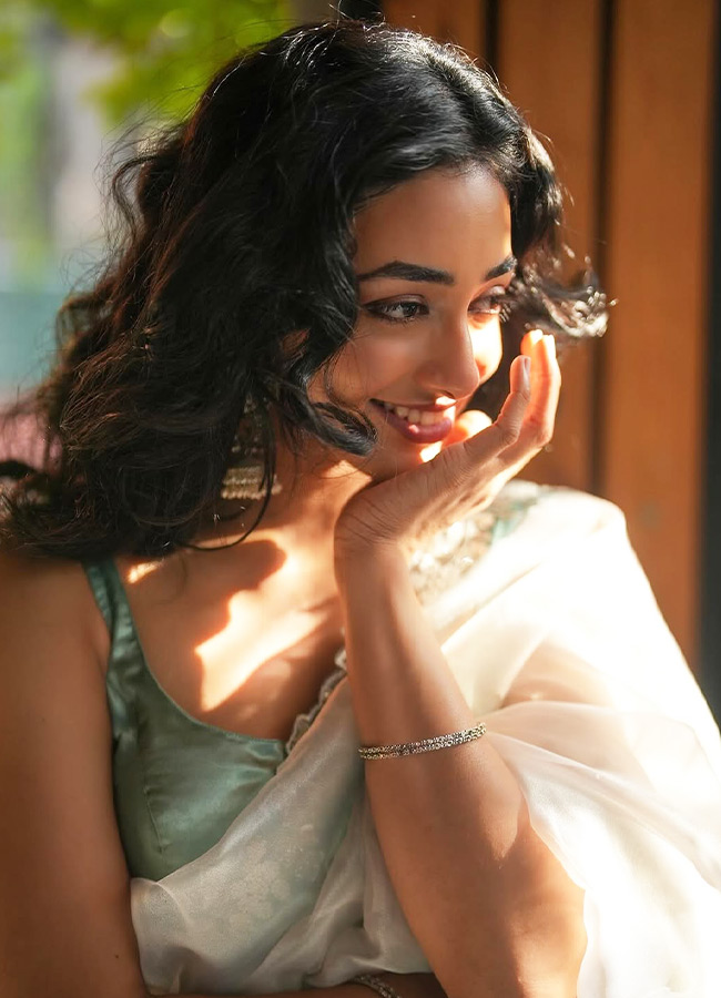 Actress Preity Mukundan Stuns in a White Saree Photos8