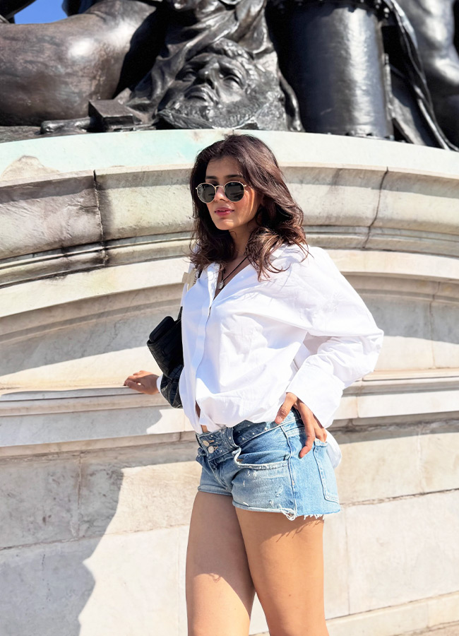 Heroine Hebah Patel Chills on the Streets of London  Stunning Photos3