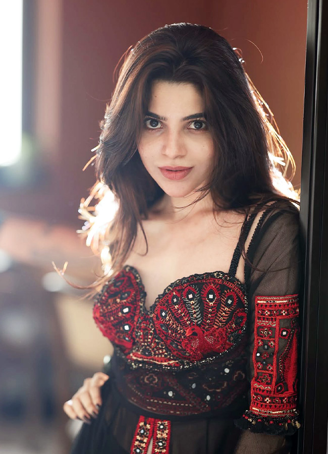 Divya Bharathi Stuns as a Modern Day Angel Her Gorgeous Photos Are Unmissable10