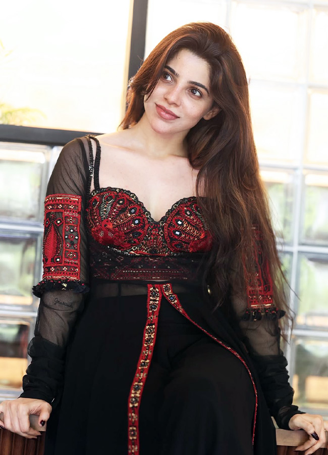 Divya Bharathi Stuns as a Modern Day Angel Her Gorgeous Photos Are Unmissable11