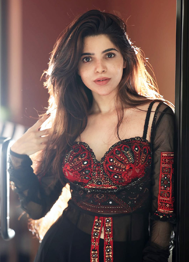 Divya Bharathi Stuns as a Modern Day Angel Her Gorgeous Photos Are Unmissable12