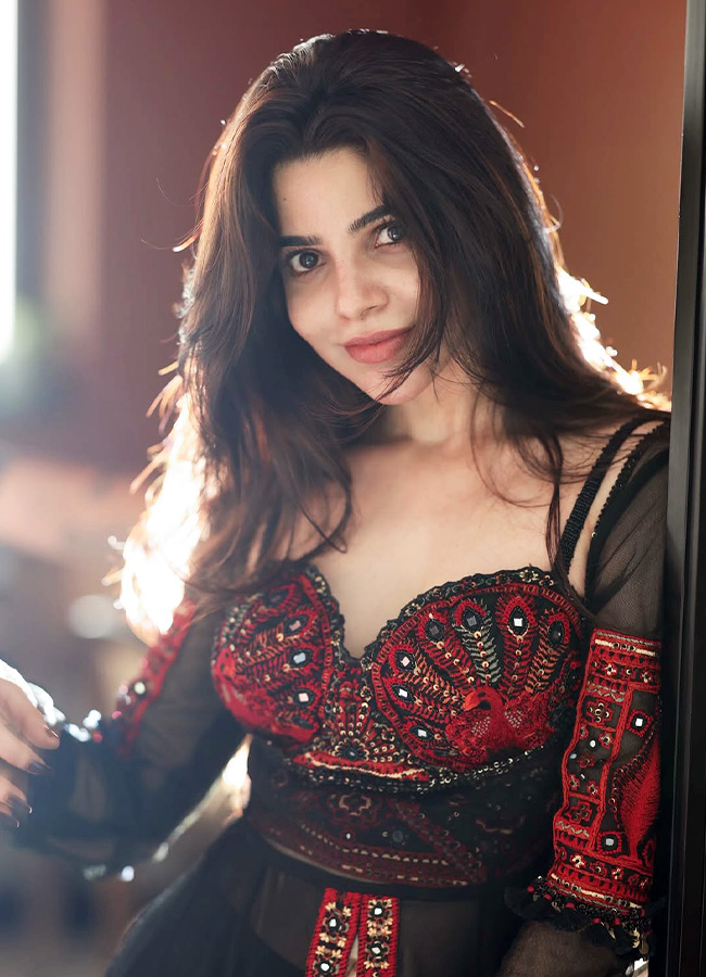 Divya Bharathi Stuns as a Modern Day Angel Her Gorgeous Photos Are Unmissable14
