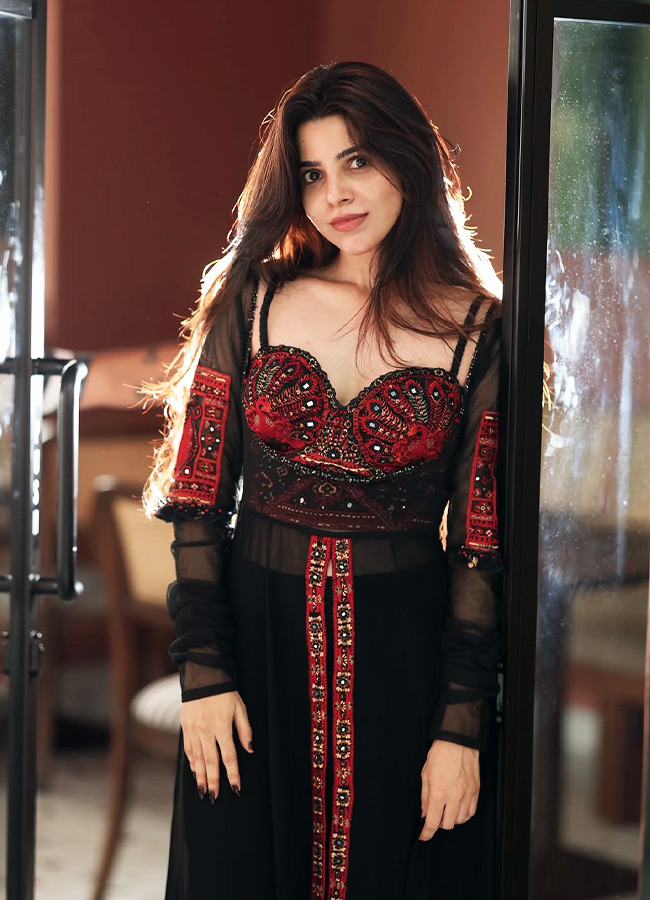 Divya Bharathi Stuns as a Modern Day Angel Her Gorgeous Photos Are Unmissable15