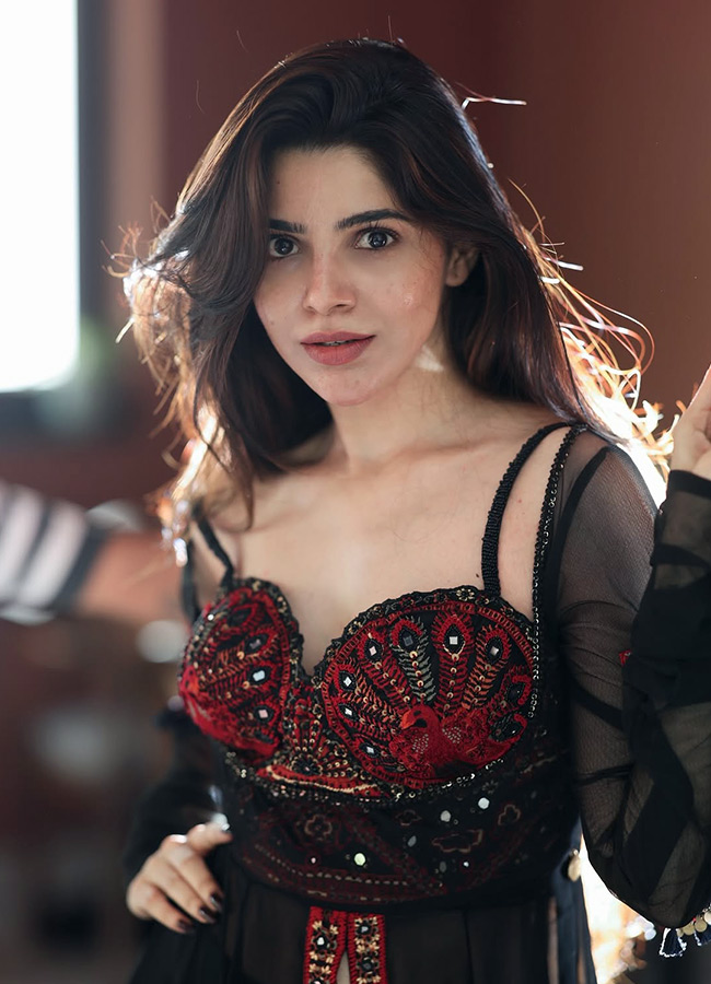 Divya Bharathi Stuns as a Modern Day Angel Her Gorgeous Photos Are Unmissable2