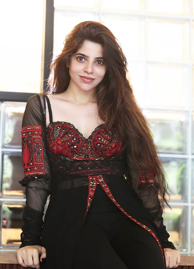 Divya Bharathi Stuns as a Modern Day Angel Her Gorgeous Photos Are Unmissable6