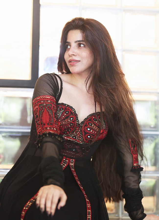 Divya Bharathi Stuns as a Modern Day Angel Her Gorgeous Photos Are Unmissable7