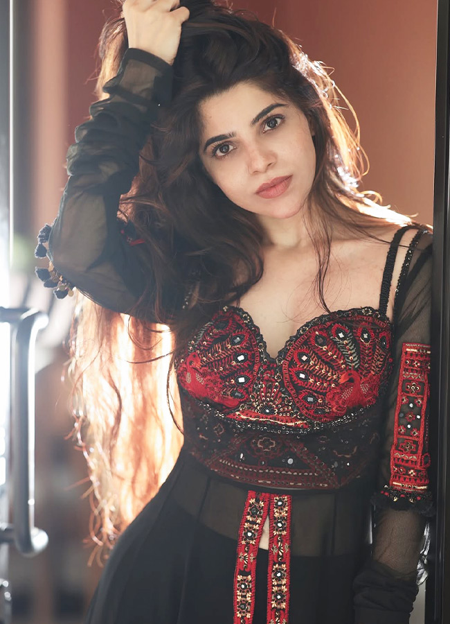 Divya Bharathi Stuns as a Modern Day Angel Her Gorgeous Photos Are Unmissable8