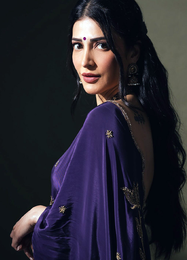 Shruti Haasan Looks Absolutely Stunning in a Saree See Her Gorgeous Photos10