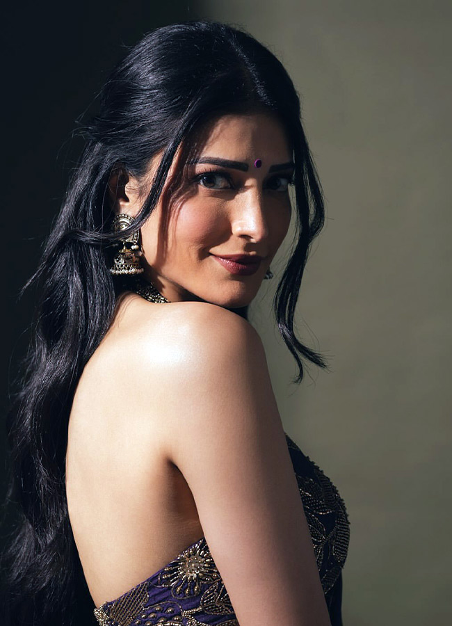 Shruti Haasan Looks Absolutely Stunning in a Saree See Her Gorgeous Photos2