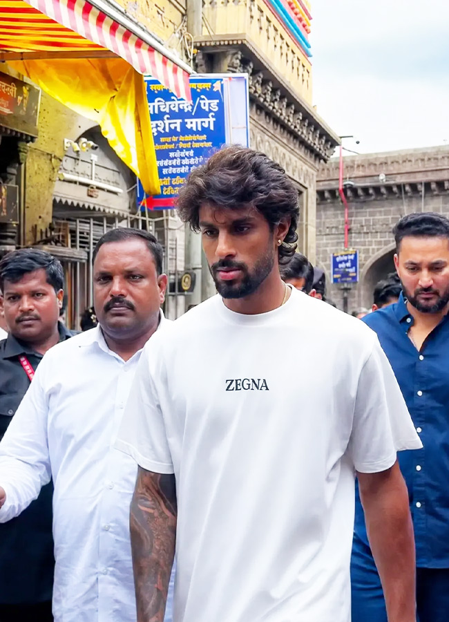 Tilak Varma Seeks Blessings at Shri Tulja Bhavani Temple Photos2