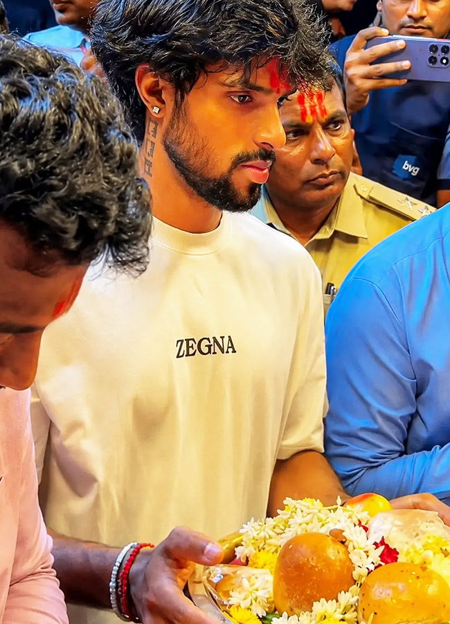 Tilak Varma Seeks Blessings at Shri Tulja Bhavani Temple Photos3