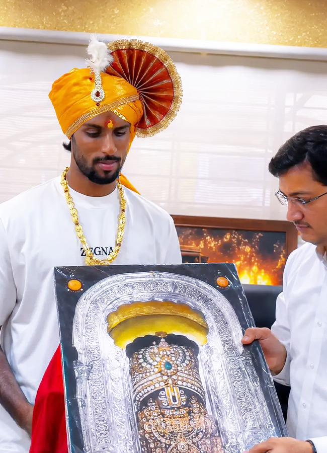 Tilak Varma Seeks Blessings at Shri Tulja Bhavani Temple Photos6