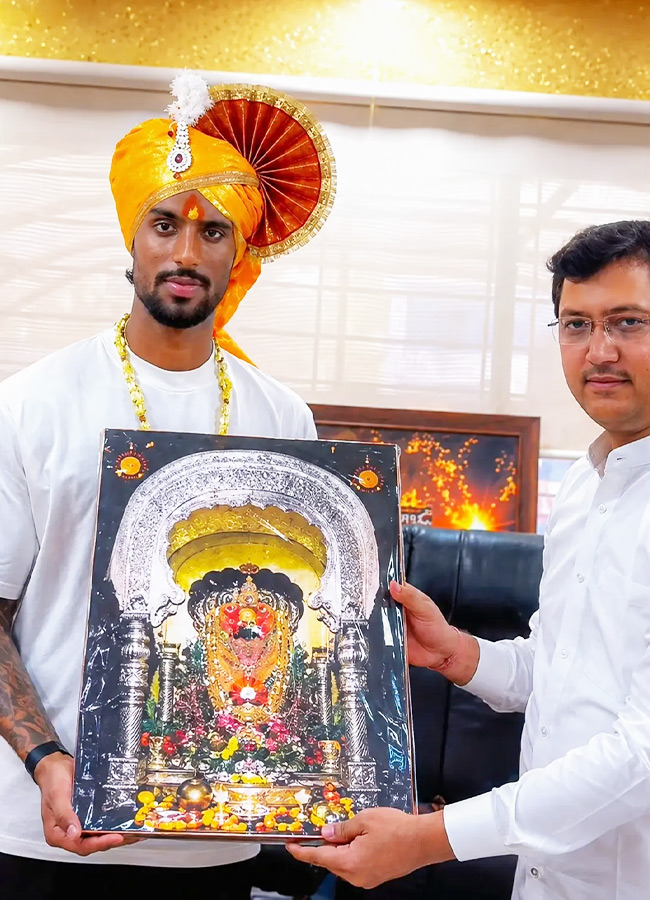 Tilak Varma Seeks Blessings at Shri Tulja Bhavani Temple Photos9