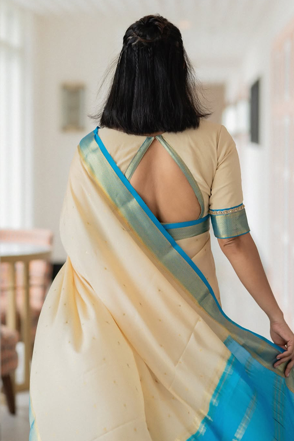Anchor Anasuya Bharadwaj Stunning Looks In Saree 12