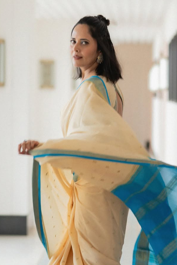 Anchor Anasuya Bharadwaj Stunning Looks In Saree 9