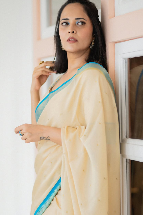 Anchor Anasuya Bharadwaj Stunning Looks In Saree 10
