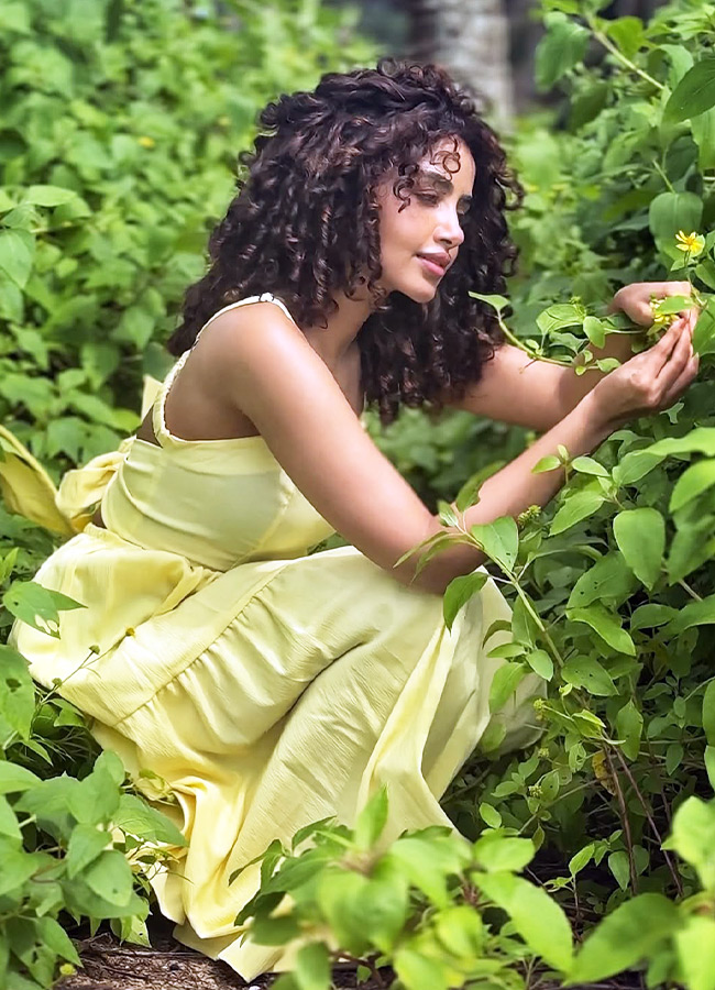 Curly Hair Stunning Glamour Photos13