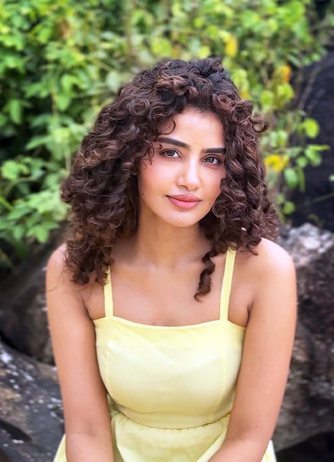 Curly Hair Stunning Glamour Photos3