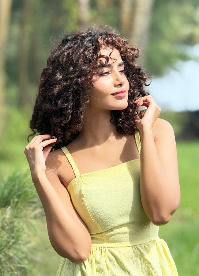 Curly Hair Stunning Glamour Photos4
