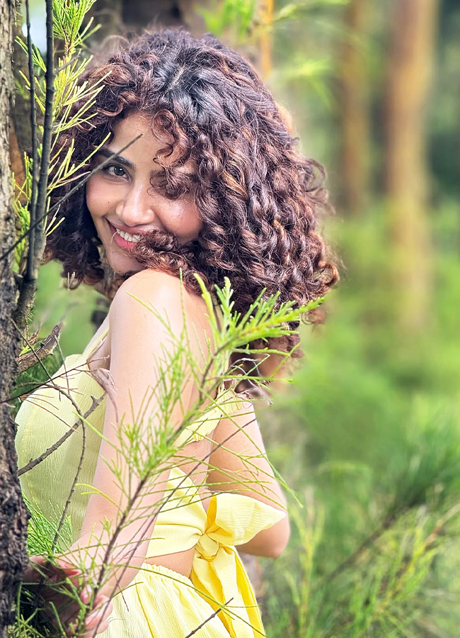 Curly Hair Stunning Glamour Photos6