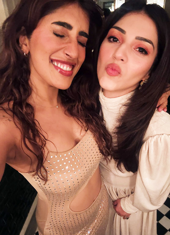 Tollywood Heroine Enjoys a Night Party with Friends Photos11