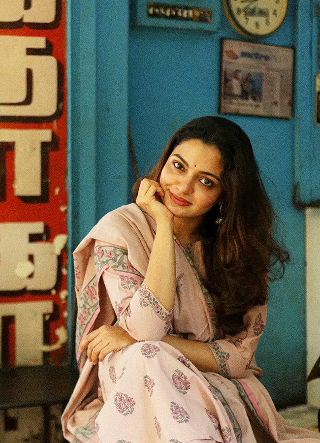 Heroine Looks Stunning in a Simple Style Photos10