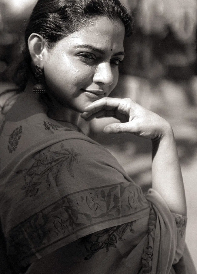 Heroine Looks Stunning in a Simple Style Photos11