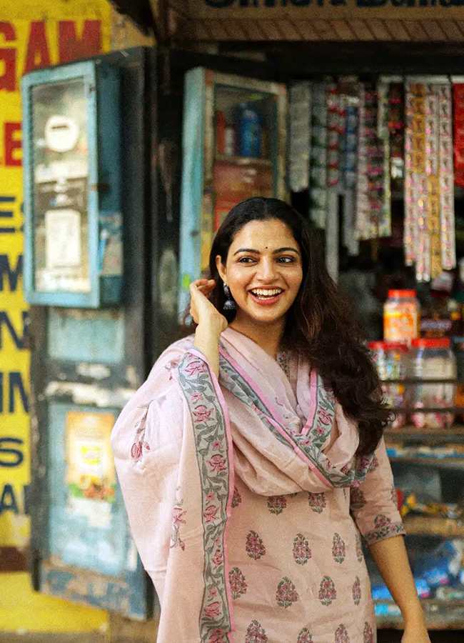 Heroine Looks Stunning in a Simple Style Photos3