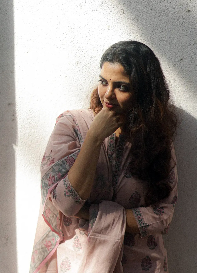 Heroine Looks Stunning in a Simple Style Photos4