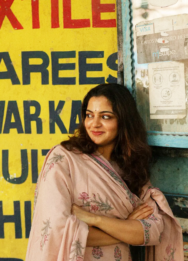 Heroine Looks Stunning in a Simple Style Photos7