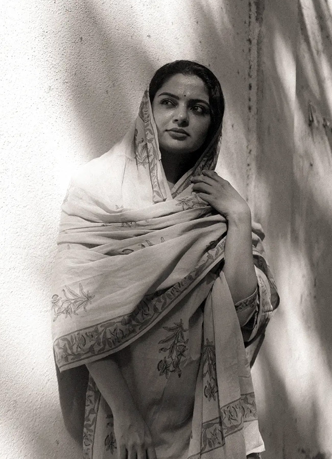 Heroine Looks Stunning in a Simple Style Photos9