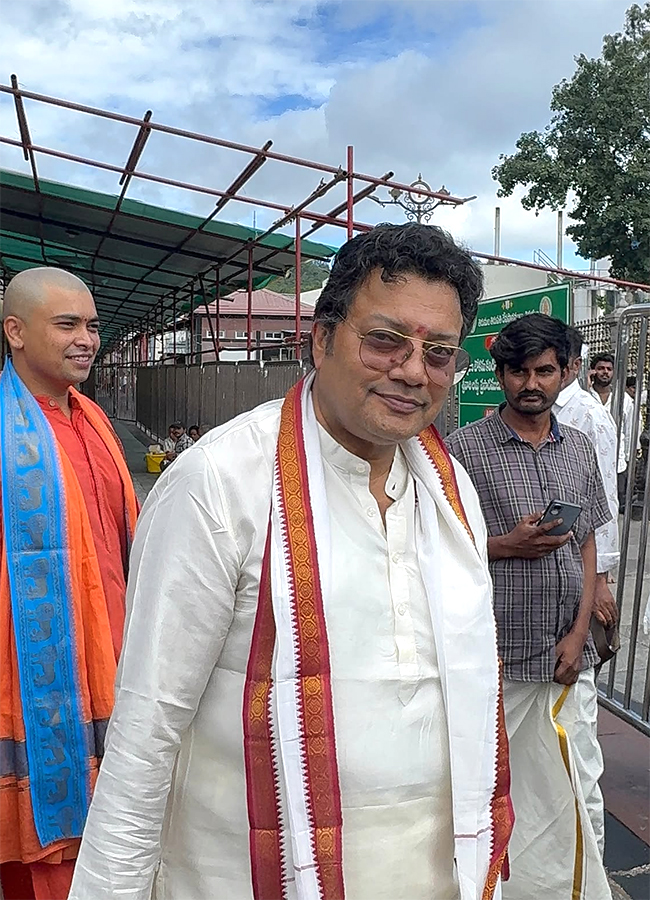 Rajendra Prasad And Sai Kumar in Tirumala Today 3