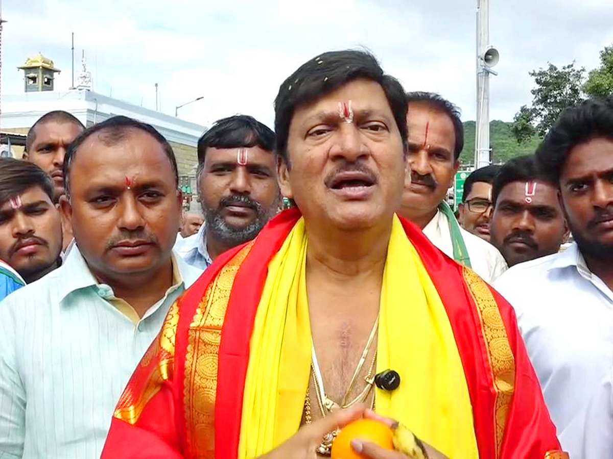Rajendra Prasad And Sai Kumar in Tirumala Today 4