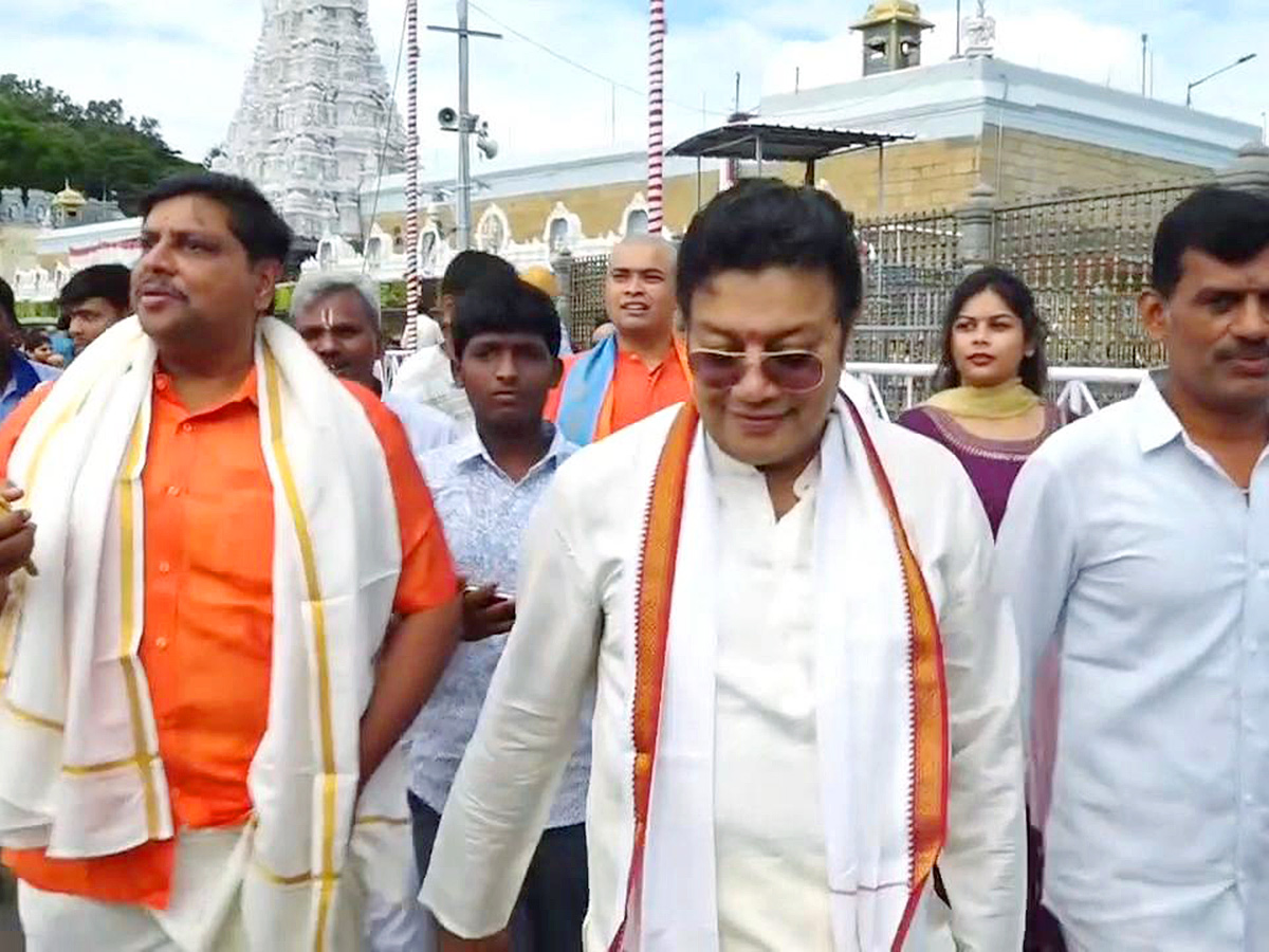 Rajendra Prasad And Sai Kumar in Tirumala Today 5