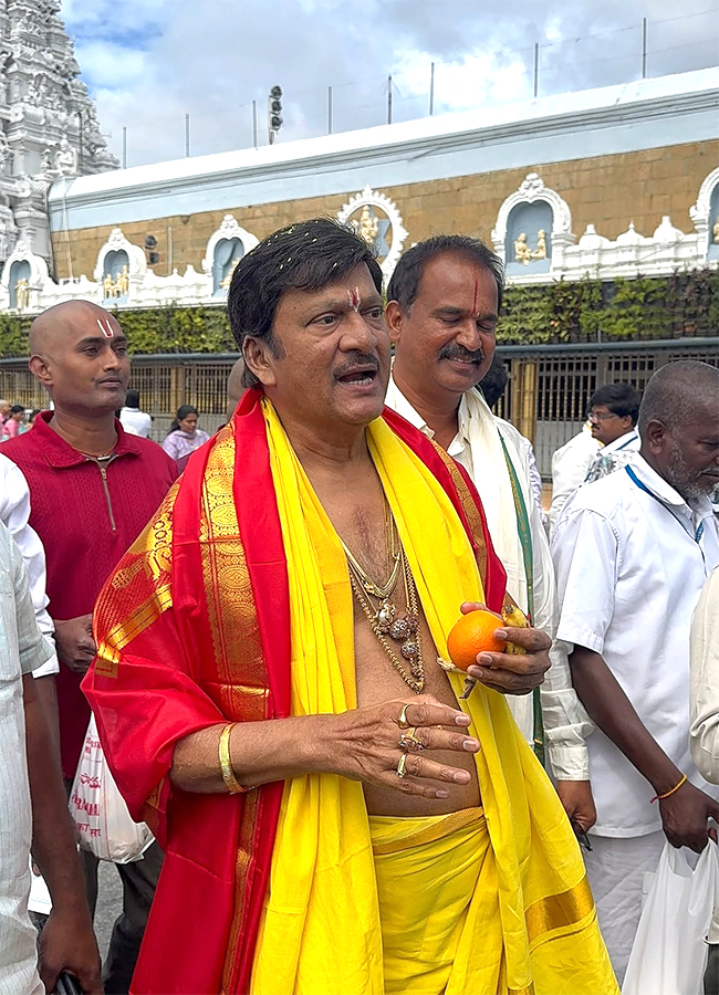 Rajendra Prasad And Sai Kumar in Tirumala Today 6