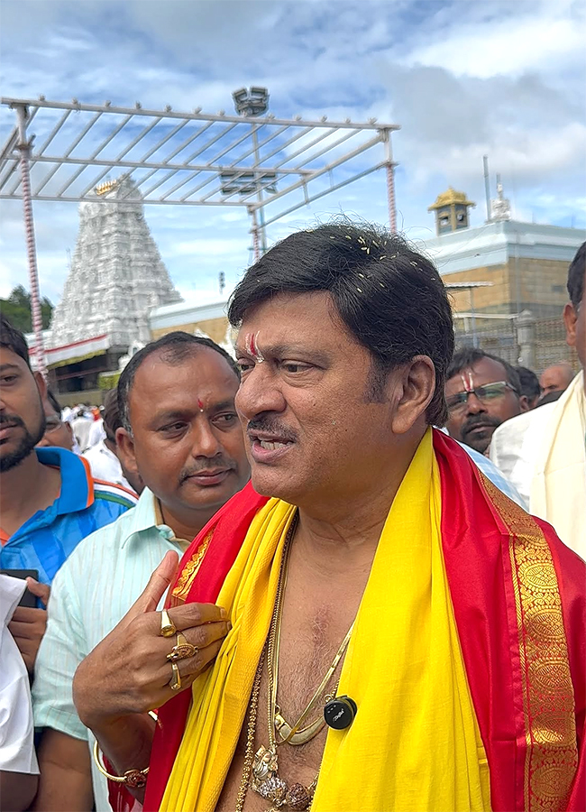 Rajendra Prasad And Sai Kumar in Tirumala Today 8