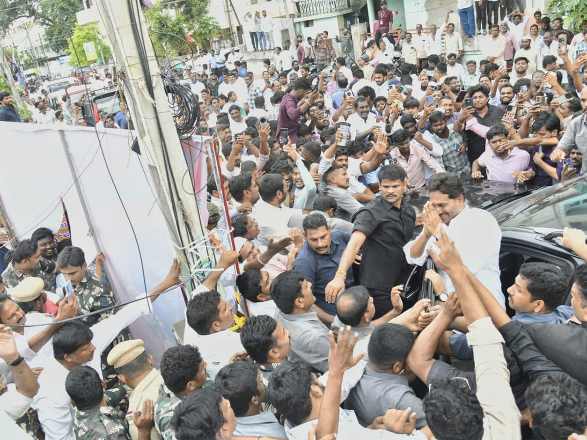 YS Jagan Consoles Kranthi Kumar Family Vijayawada HD Photos10
