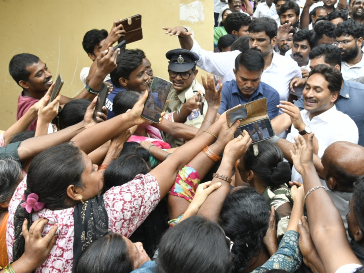 YS Jagan Consoles Kranthi Kumar Family Vijayawada HD Photos11