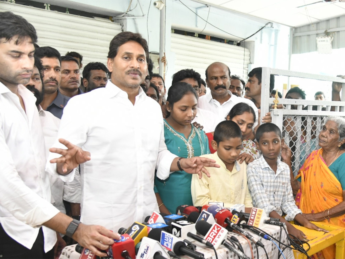 YS Jagan Consoles Kranthi Kumar Family Vijayawada HD Photos12