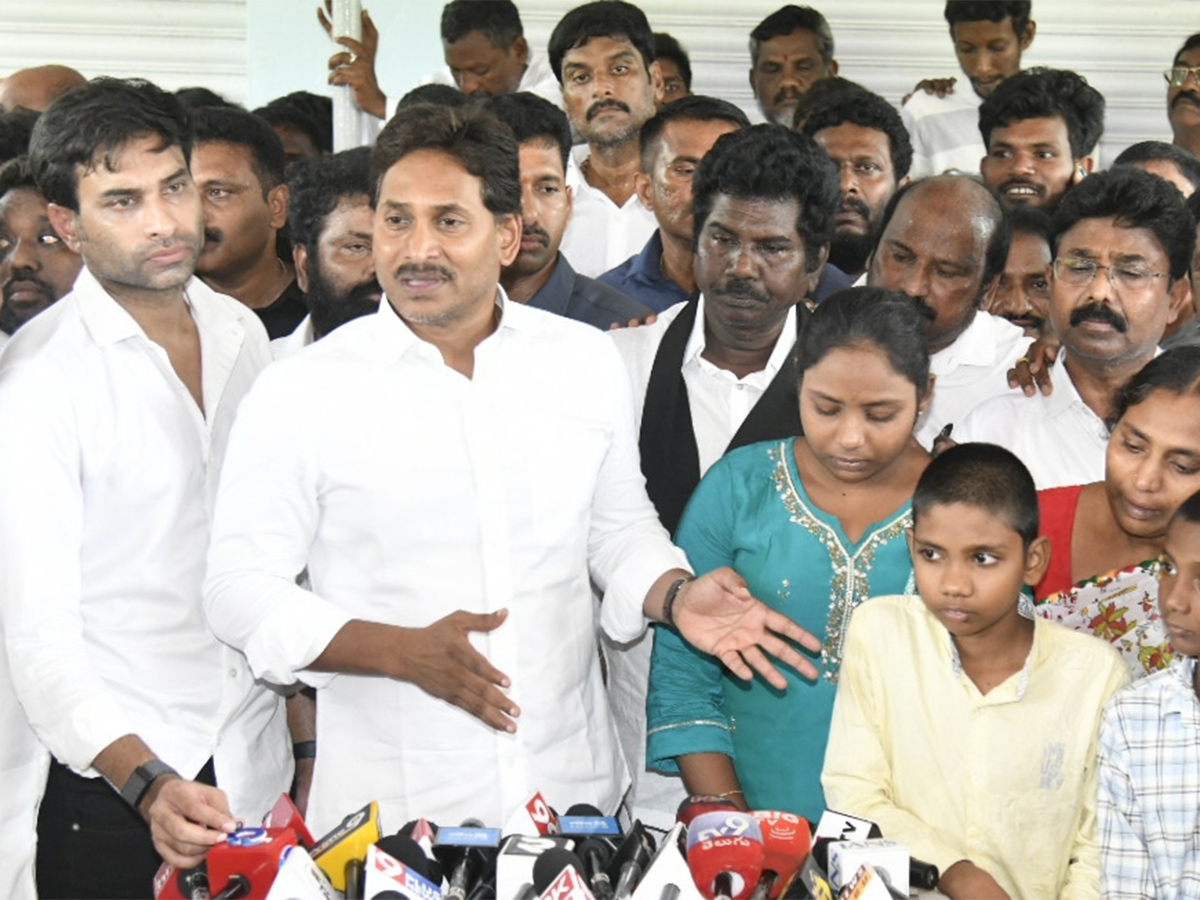 YS Jagan Consoles Kranthi Kumar Family Vijayawada HD Photos13