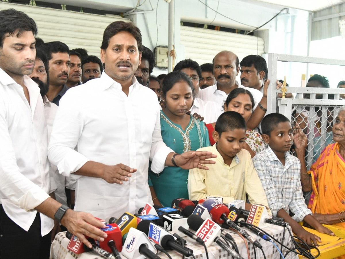 YS Jagan Consoles Kranthi Kumar Family Vijayawada HD Photos14