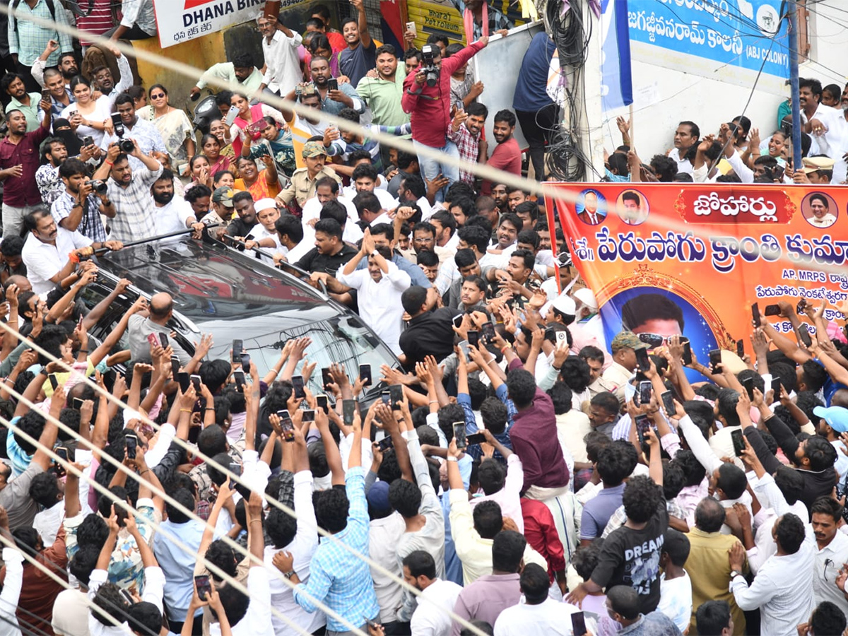 YS Jagan Consoles Kranthi Kumar Family Vijayawada HD Photos15