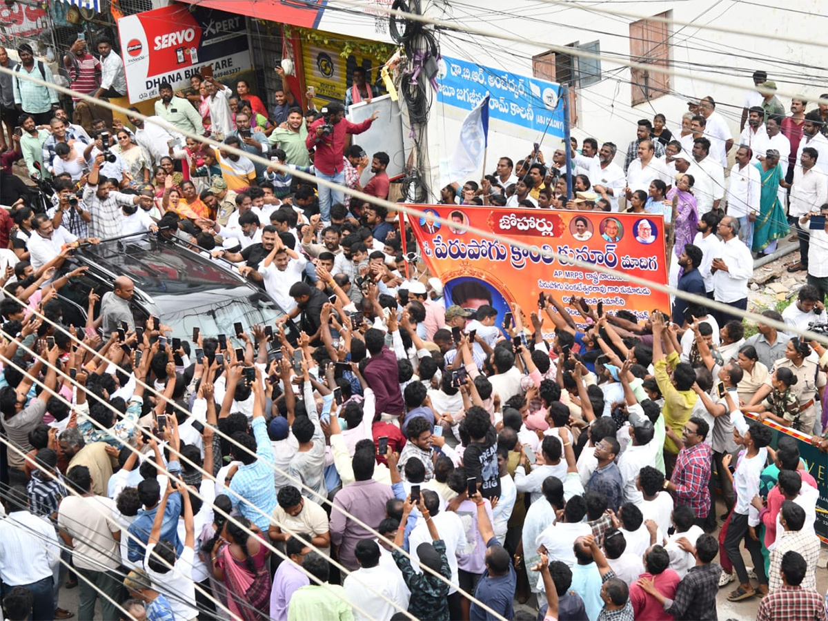 YS Jagan Consoles Kranthi Kumar Family Vijayawada HD Photos16